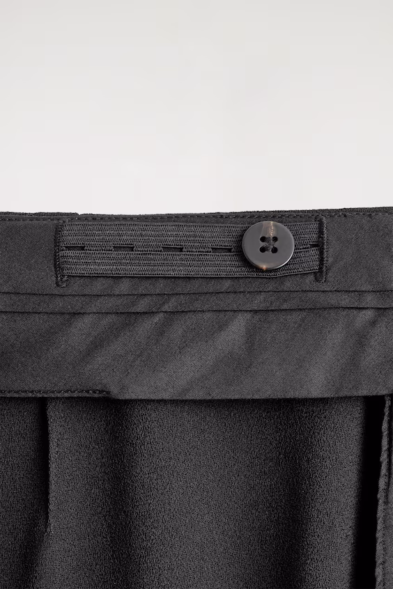 Брюки прямого силуэта и облегающего кроя