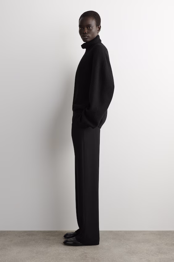 Брюки прямого силуэта и облегающего кроя