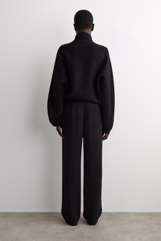 Брюки прямого силуэта и облегающего кроя