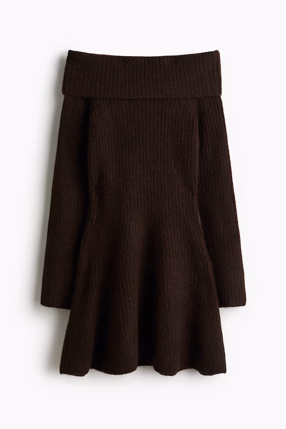 Платье с открытыми плечами из вязаного рубчика