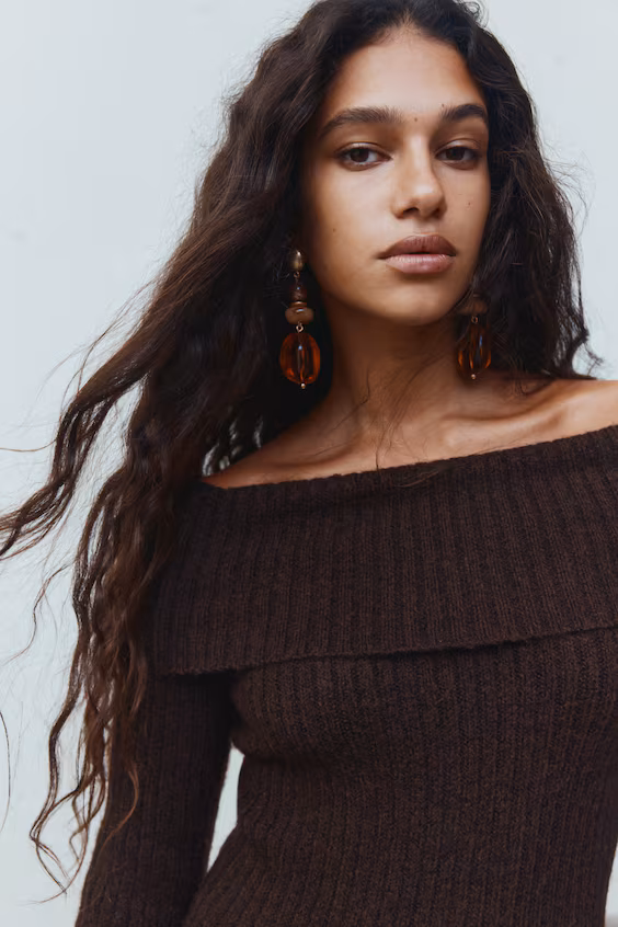 Платье с открытыми плечами из вязаного рубчика