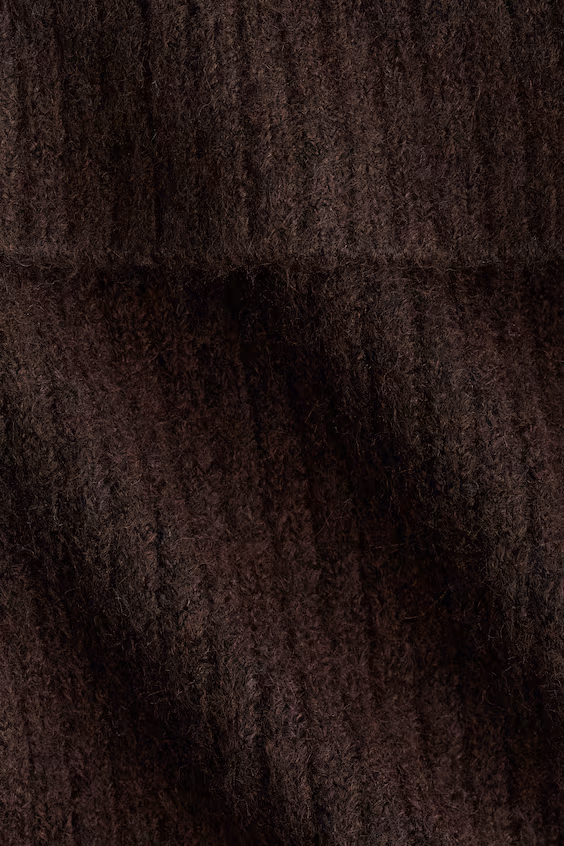 Платье с открытыми плечами из вязаного рубчика