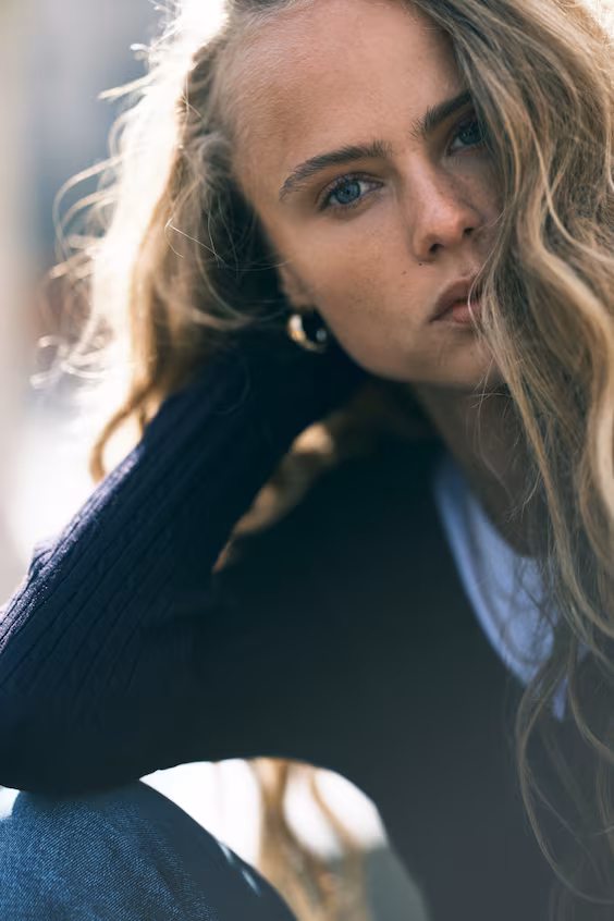 Свитер из вязаного полотна с заплетениями