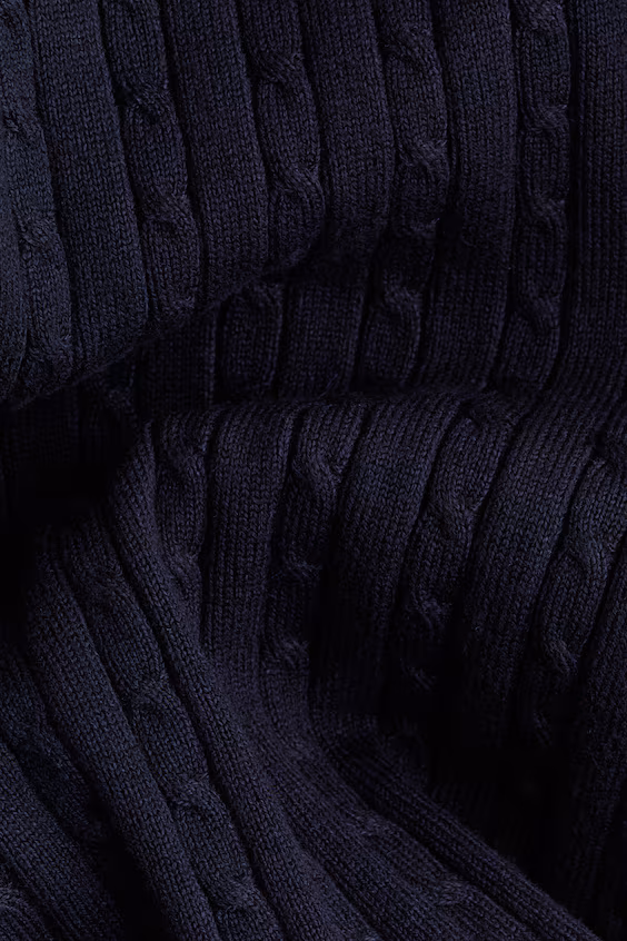 Свитер из вязаного полотна с заплетениями