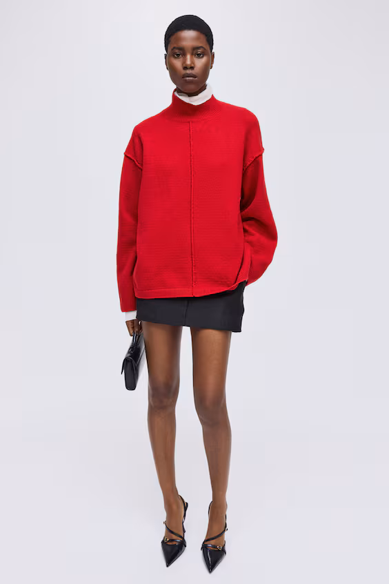 Свитер с высоким воротником и деталями швов