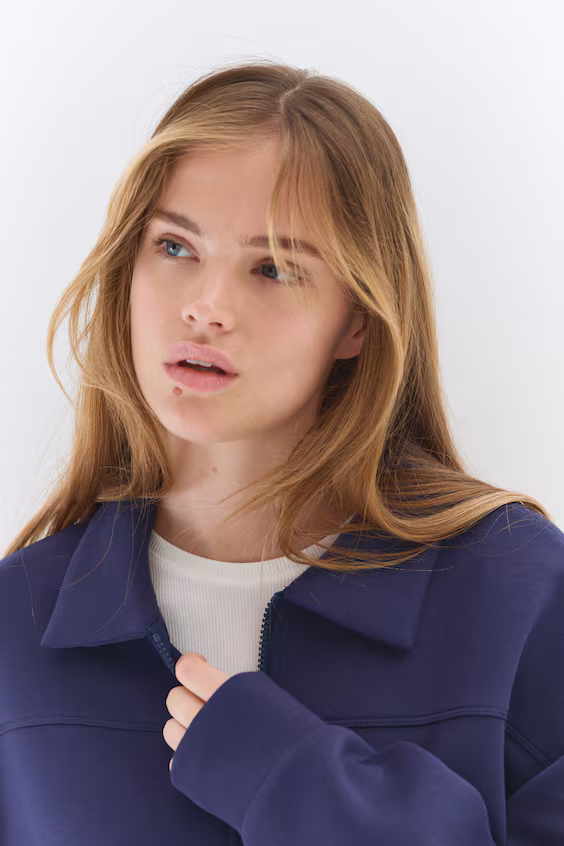 Плотный свитер с молнией из неопрена