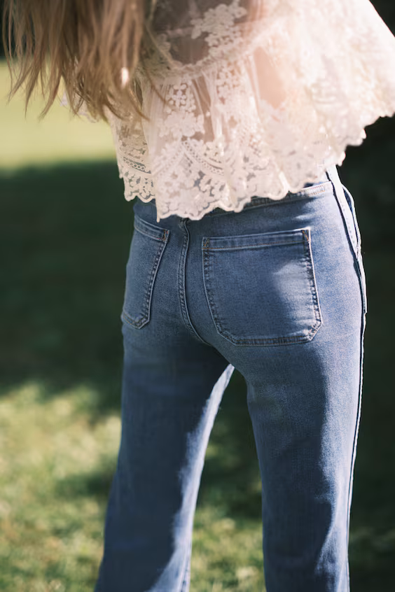 Джинсы с высокой посадкой и расклешенными брючинами