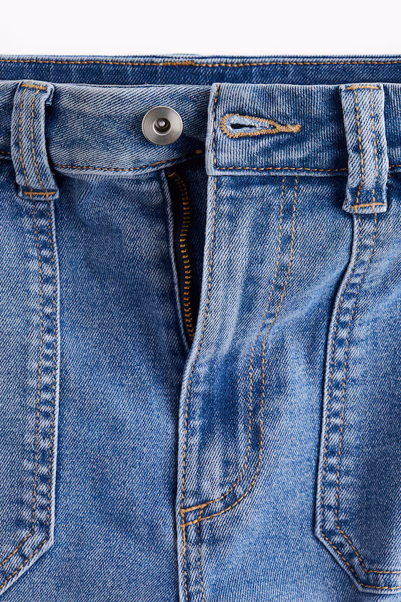 Джинсы с высокой посадкой и расклешенными брючинами