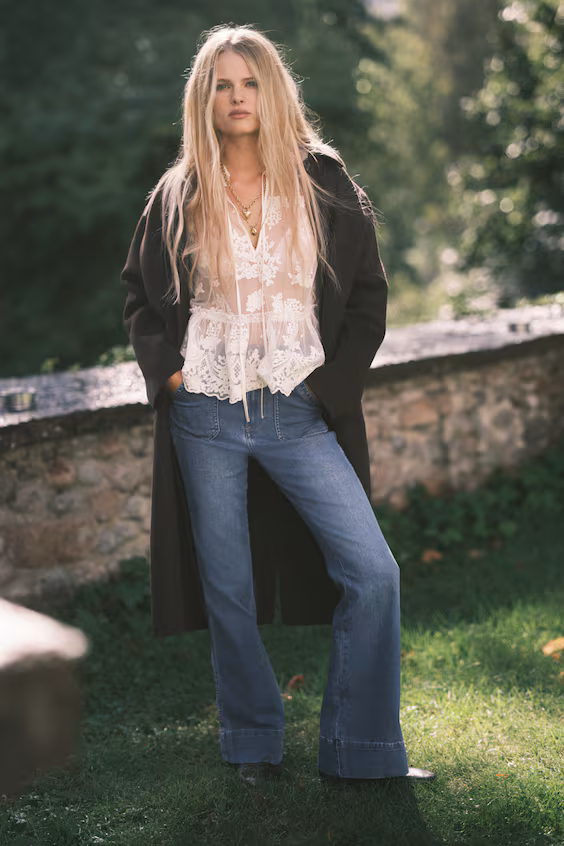 Джинсы с высокой посадкой и расклешенными брючинами