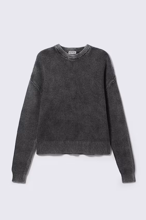 Распустившийся свитер box настиранного цвета