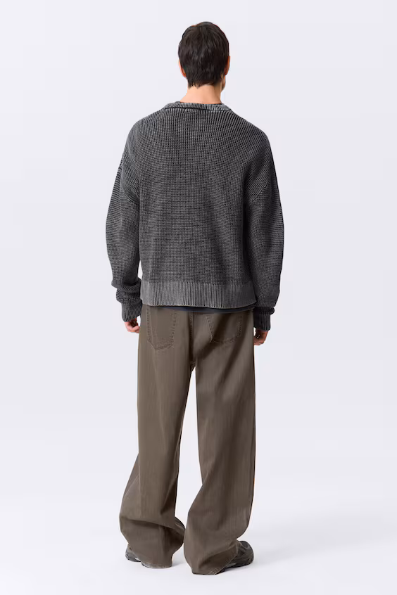 Распустившийся свитер box настиранного цвета