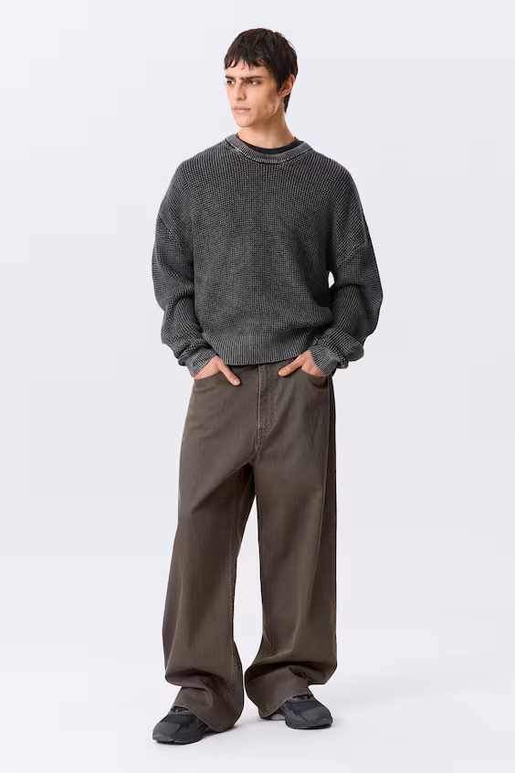 Распустившийся свитер box настиранного цвета