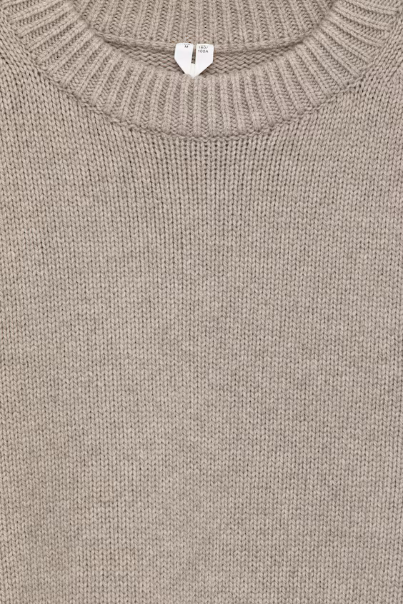 Теплый свитер из грубой вязаной шерсти