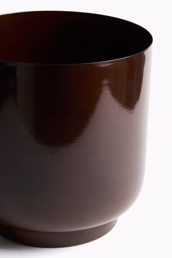 Очень большая металлическая ваза