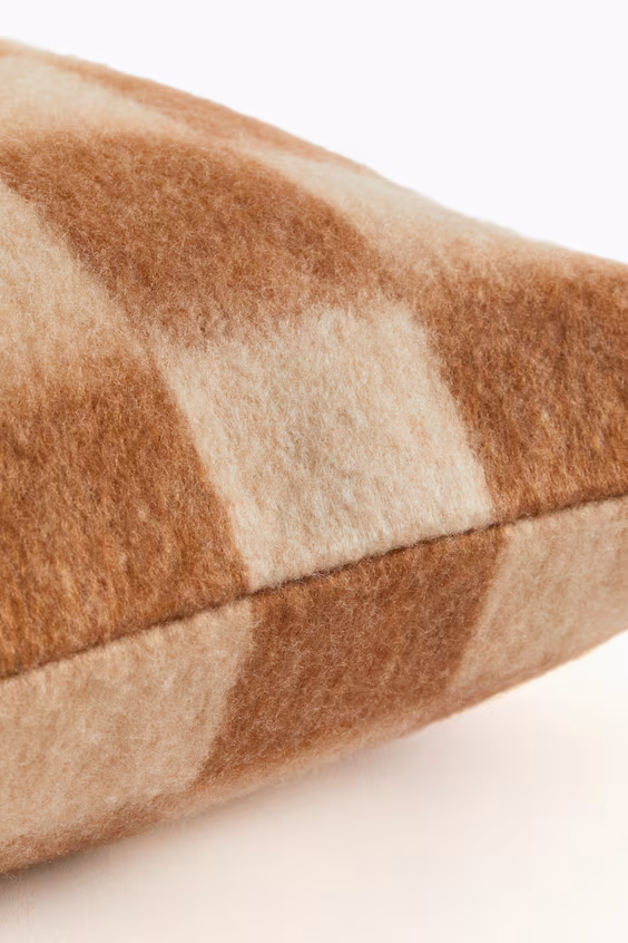 Подушечный чехол в клетку из шерсти