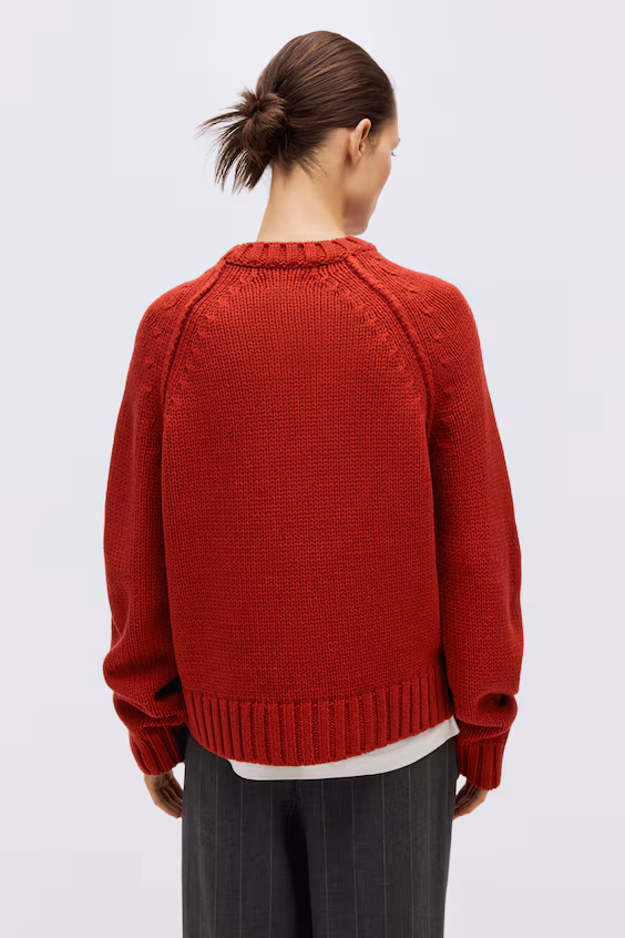 Свитер с рельефными рукавами