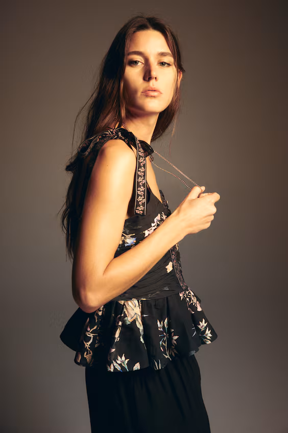 Топ с завязками на плечах и баской