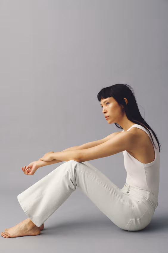 Джинсы прямого кроя с расклешенными штанинами