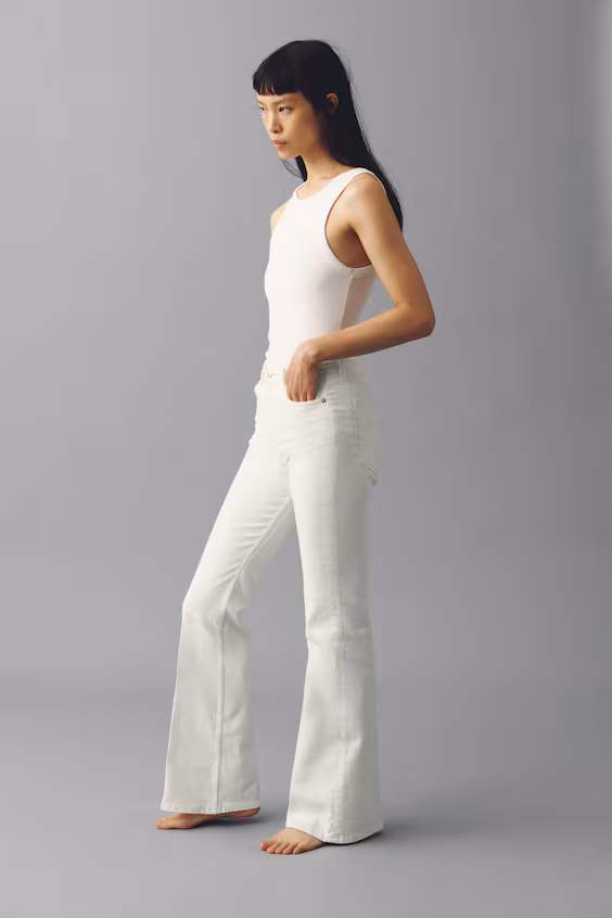 Джинсы прямого кроя с расклешенными штанинами