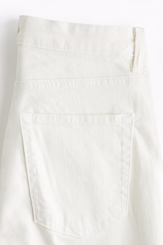 Джинсы прямого кроя с расклешенными штанинами