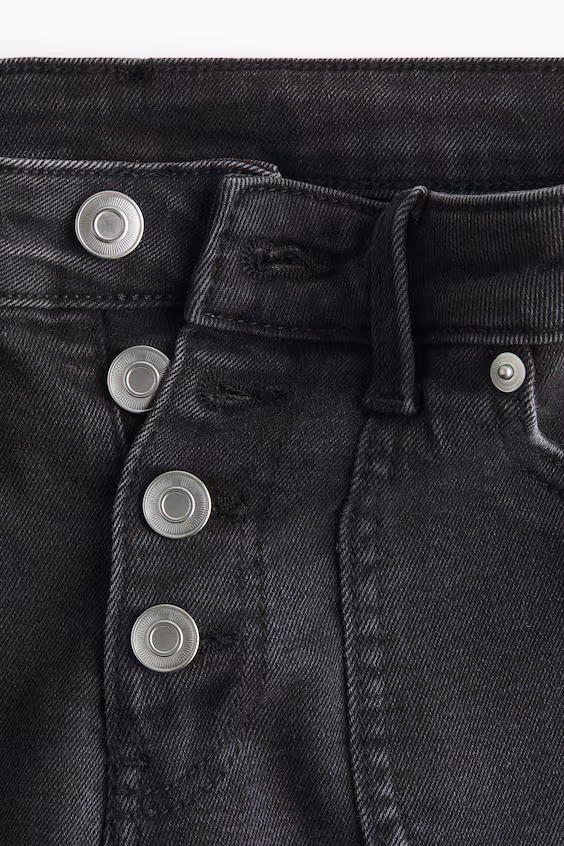 Джинсы прямого кроя с расклешенными штанинами