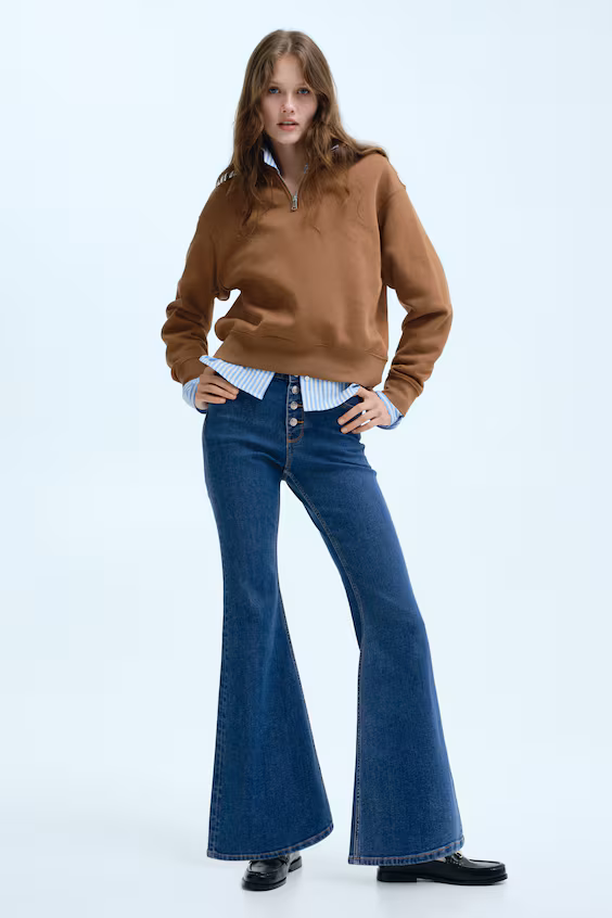 Джинсы прямого кроя с расклешенными штанинами