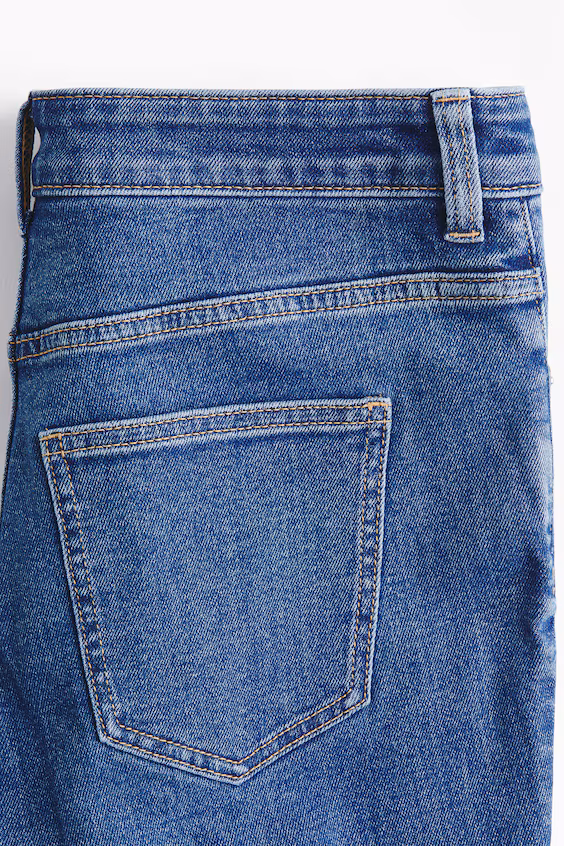 Джинсы прямого кроя с расклешенными штанинами