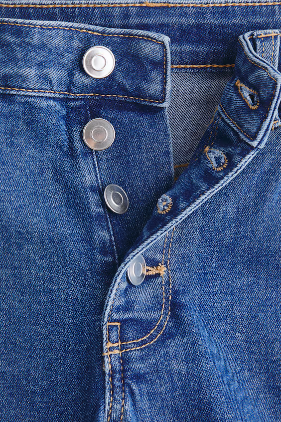 Джинсы прямого кроя с расклешенными штанинами