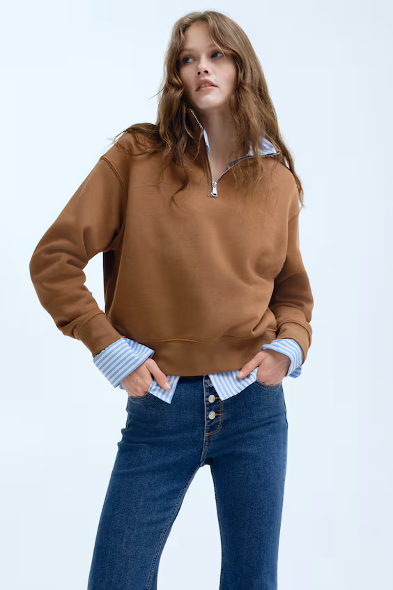 Джинсы прямого кроя с расклешенными штанинами