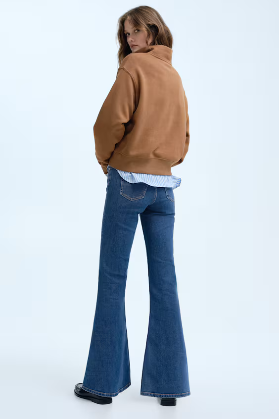 Джинсы прямого кроя с расклешенными штанинами