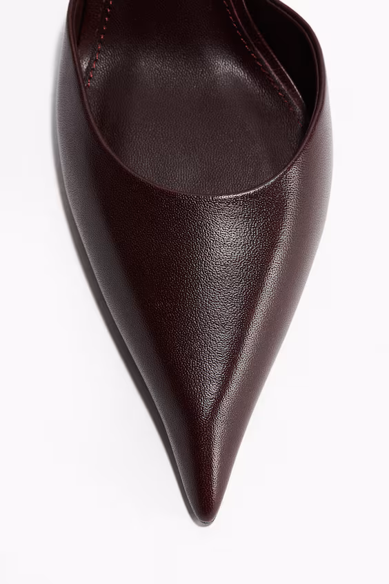 Туфли с острым носом и каблуком