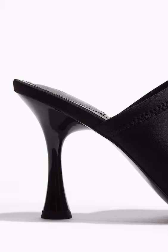 Босоножки на высоком каблуке