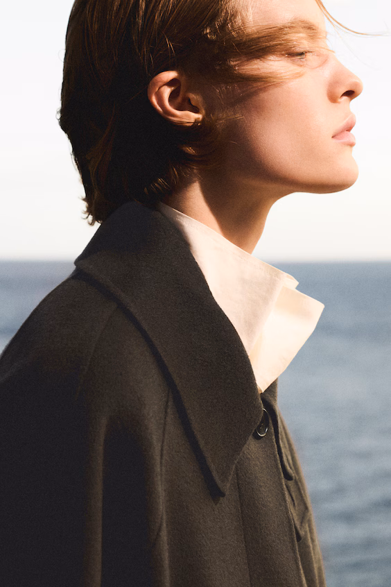 Короткое пальто из двухсторонней шерсти с воротником-воронкой