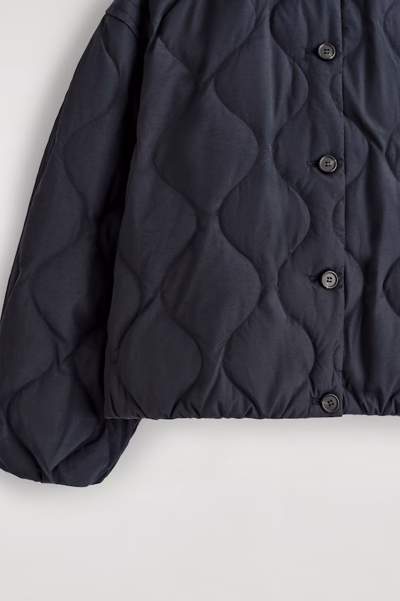 Пуховой жилет с складками