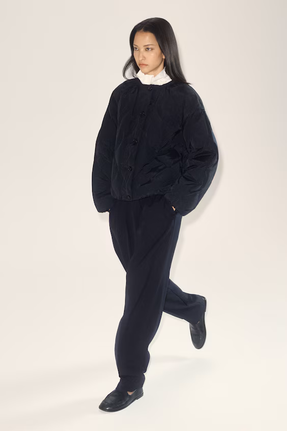 Пуховой жилет с складками