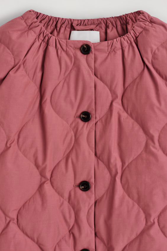 Пуховой жилет с складками