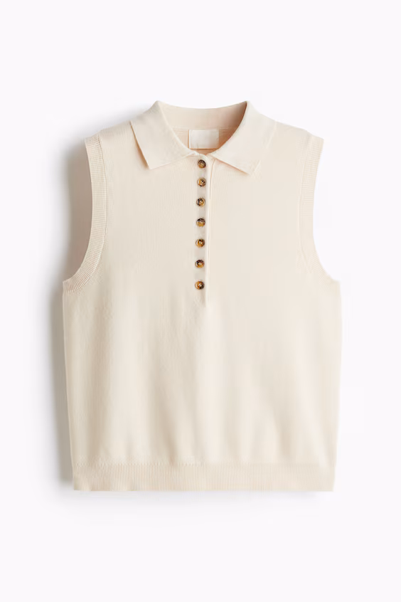 Жилет из вязаного материала с воротником