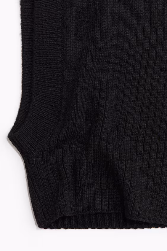 Маска-шлем из вязаного рубчика