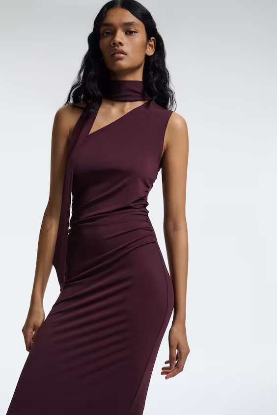 Платье с драпировкой и открытым плечом