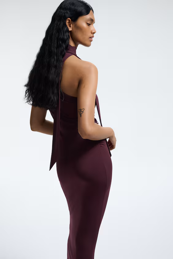 Платье с драпировкой и открытым плечом