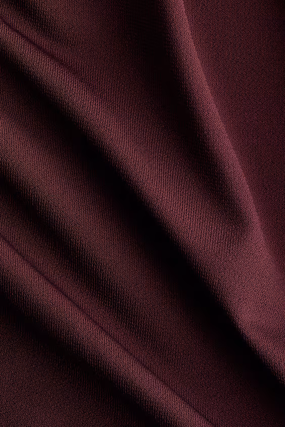 Платье с драпировкой и открытым плечом