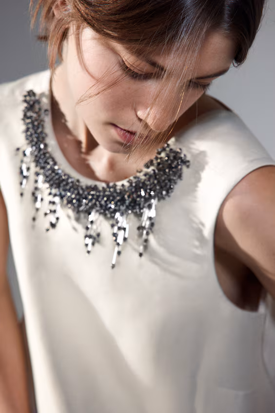 Платье украшенное линией a