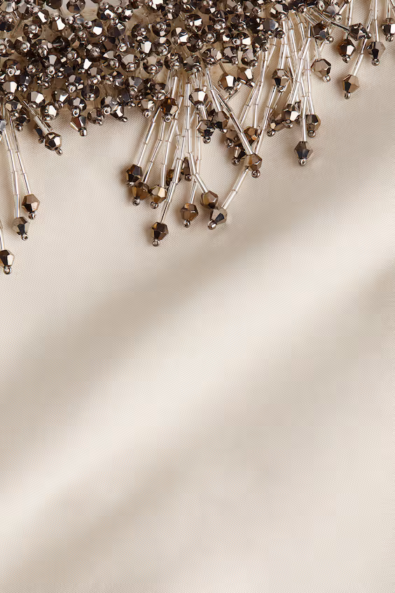 Платье украшенное линией a