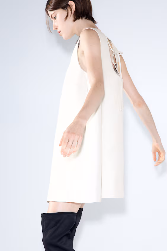 Платье украшенное линией a