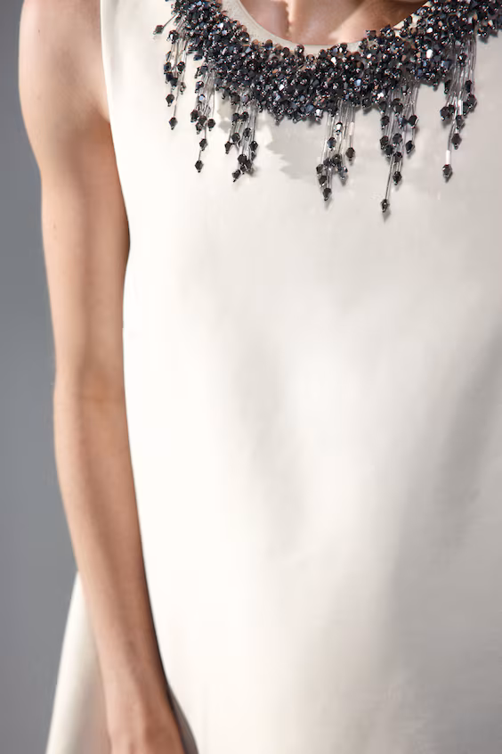 Платье украшенное линией a