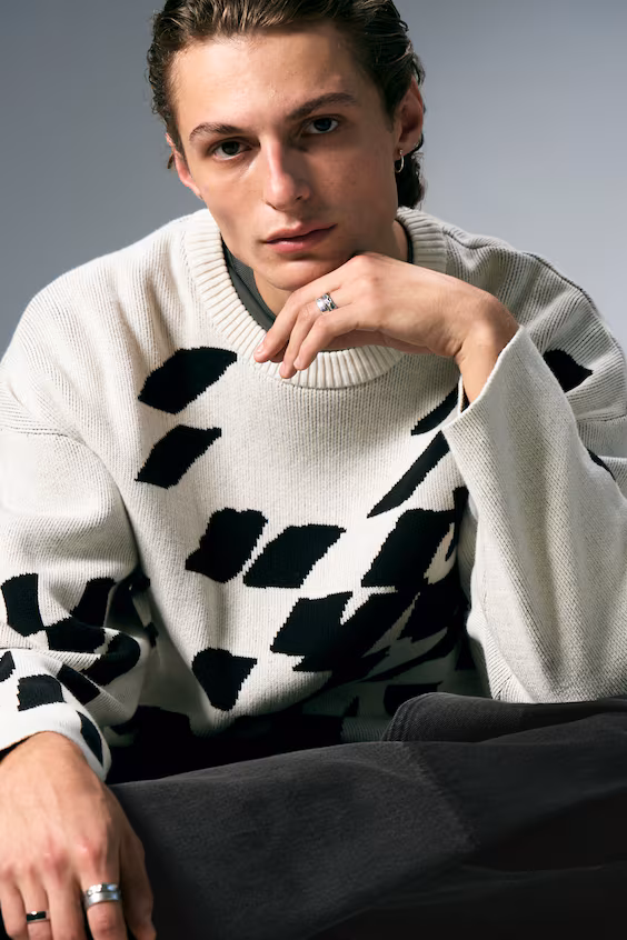 Квадратный свитер с графичным узором
