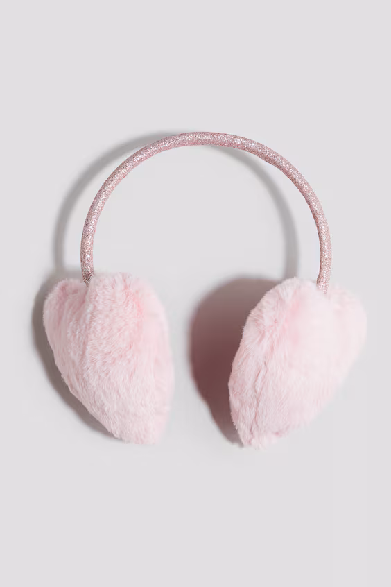 С меховыми наушниками