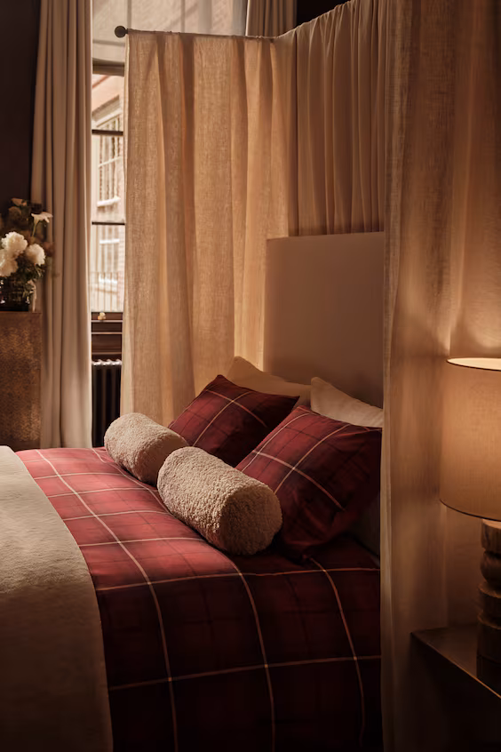 Цилиндрическая плюшевая подушка