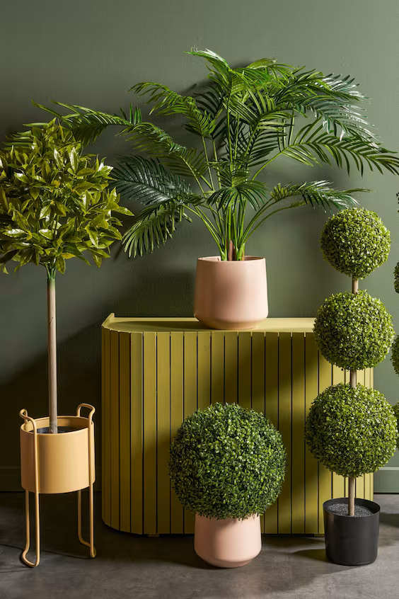 Искусственное растение пальма арека