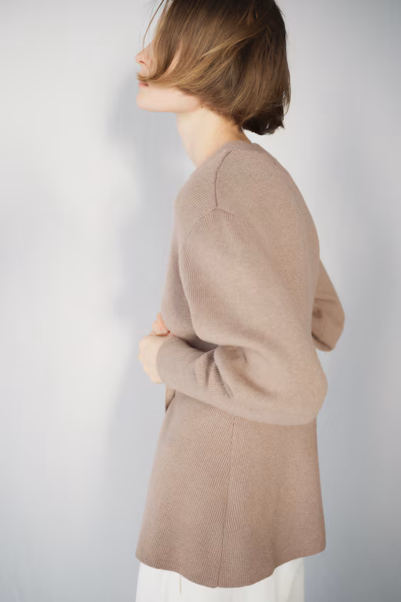 Облегающий свитер из легкой ткани